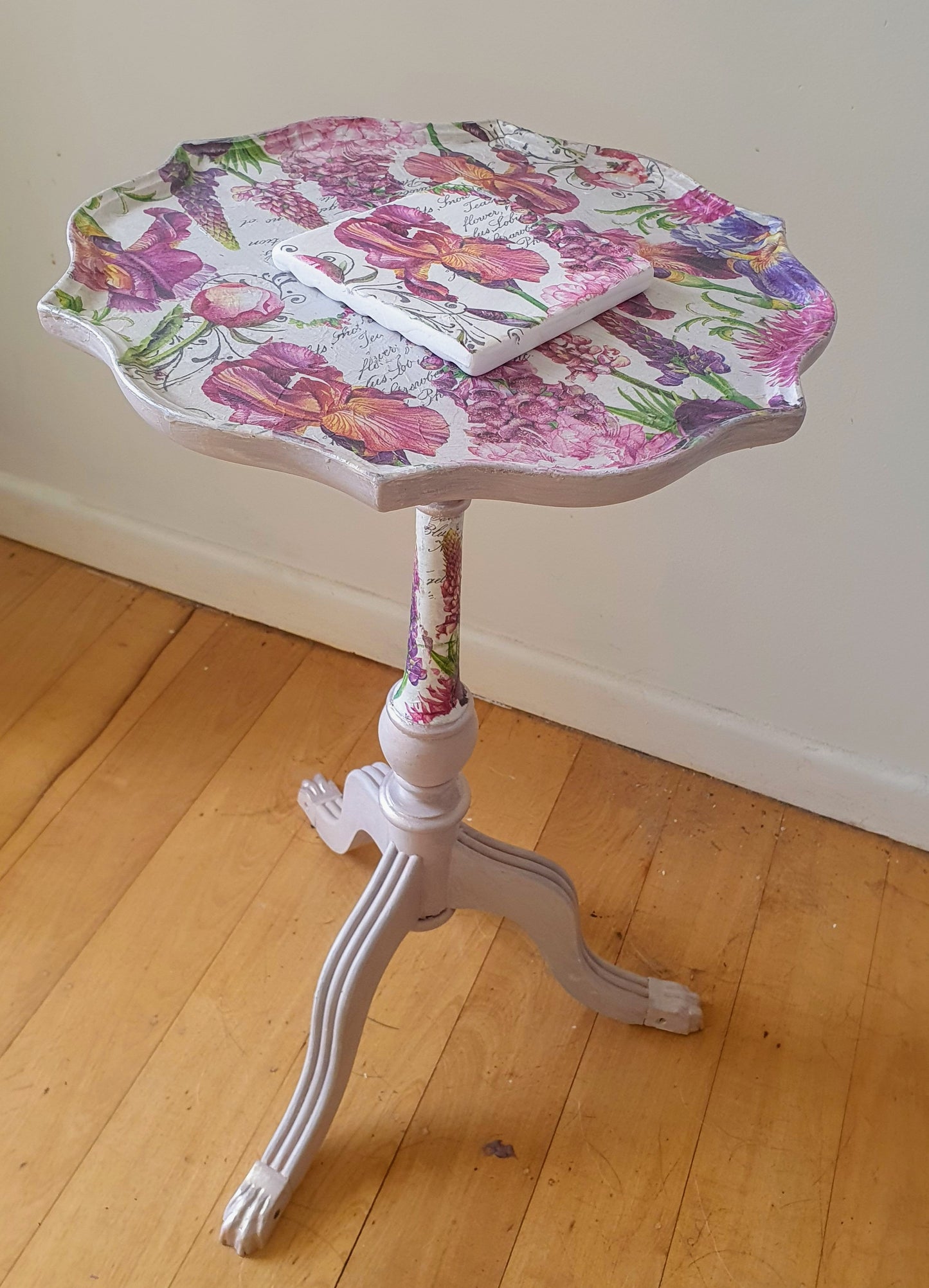 Fluted Iris Pedestal Table with coasters